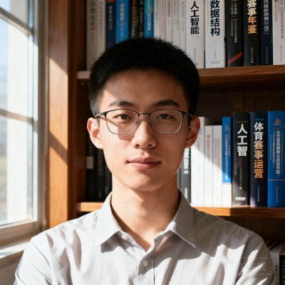 开云体育CTO李浩然博士的半身肖像，年轻男性戴眼镜着浅色衬衫，身后书架摆满技术书籍和赛事年鉴