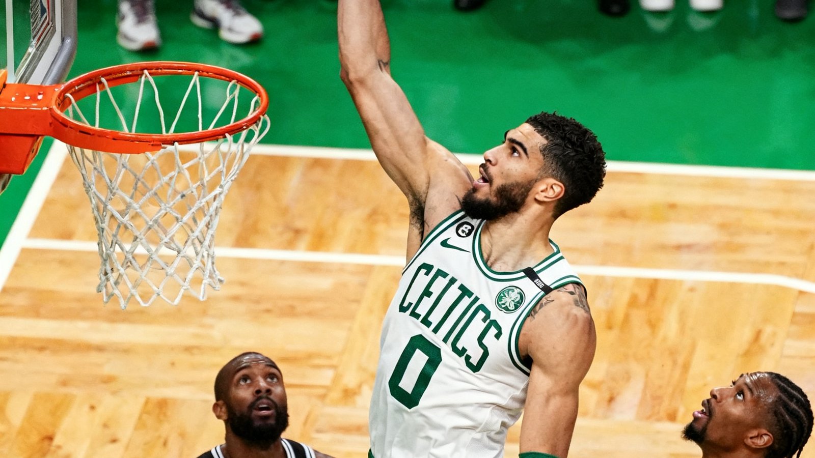 NBA总决赛第三场全场集锦封面，塔图姆飞身单手暴扣的震撼特写画面，篮筐附近三名防守球员仰望这一扣篮瞬间